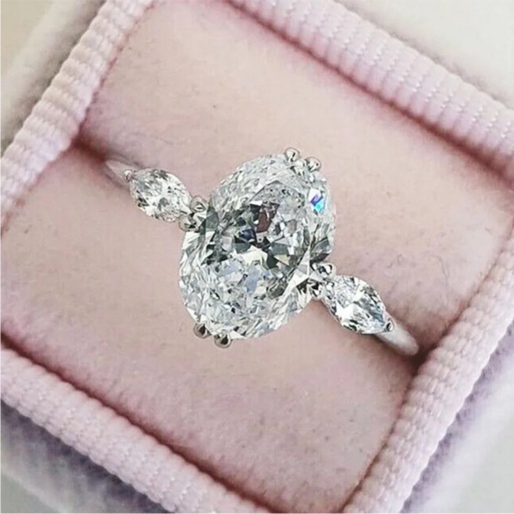 Stunning Silver 10 Ct Cubic Zirconia Ring